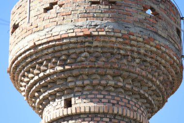 kırmızı tuğlalardan yapılmış minarette