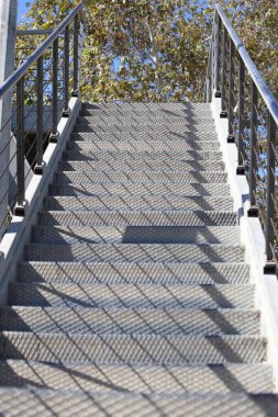 Üstgeçidin metal merdivenleri