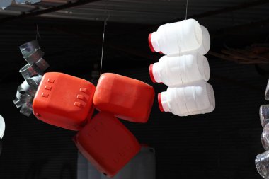 Satılık bir sürü plastik kutu.