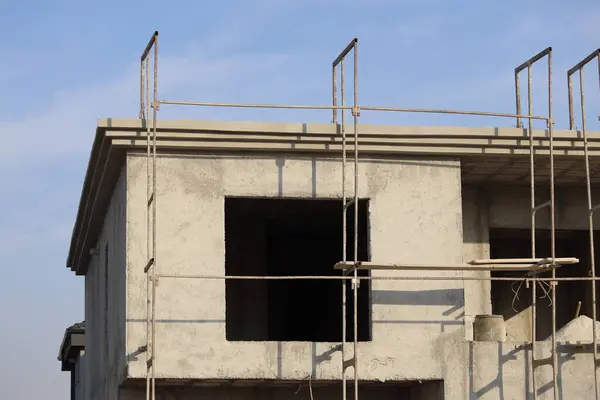 Bir evi alçılamak için metal yapı iskelesi