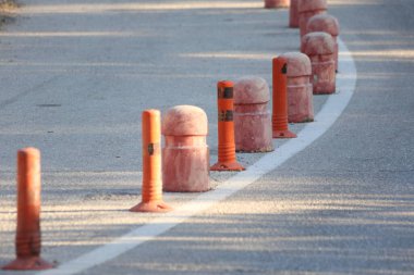 Sokakta beton yığınları