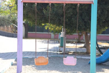 Parktaki oyun sahasında sallanıyor