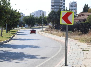 Kırmızı semboller tehlikeli eğriyi gösteriyor.