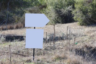 Yol kenarında boş ilan panosu