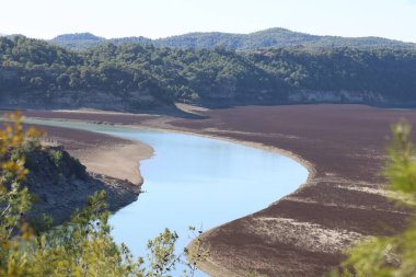 Boğa dağlarındaki nehrin manzarası