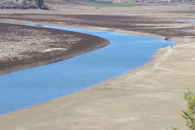 Boğa dağlarındaki nehrin manzarası