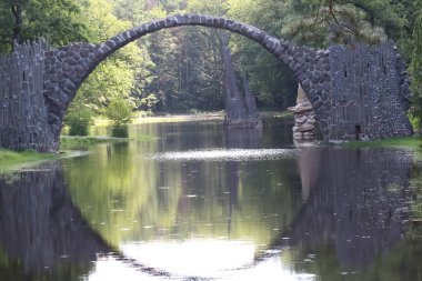 Rakotzbrucke Almanya 'da Kromlau' da şeytan köprüsü olarak da bilinir.