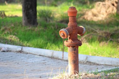 Kırmızı yangın musluğu sokakta.