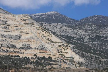Su hattı suyu hidroelektrik santraline taşıyor.