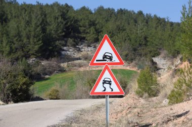 Trafik işaretleri önümüzde alçak bir omuz ve kaygan bir yüzey olduğunu gösteriyor.