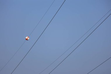 elektrik hatları ve işaret topu