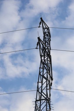 Mavi gökyüzüne karşı güç hatları