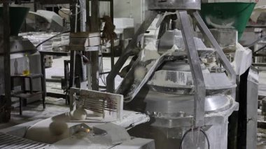 Endüstriyel ekmek fabrikasında otomatik hamur şekillendirme makinesi