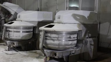 Endüstriyel ekmek fabrikasında hamur karıştırıcı