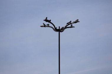 Mavi gökyüzüne karşı sokak lambası