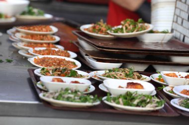 Bir çeşit meze tabağı ve kebap dükkanında servis için hazır.