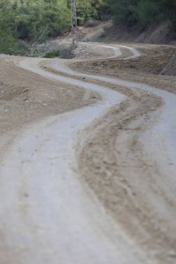 Yılan gibi kıvrılan virajlı toprak bir yol