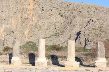 Türkiye 'nin Anavarza harabeleri içindeki antik Roma caddesini mermer sütunlar işaretliyor