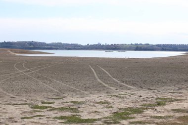 Kurumuş bir göl kuraklıktan dolayı kıyı şeridini ortaya çıkarıyor.