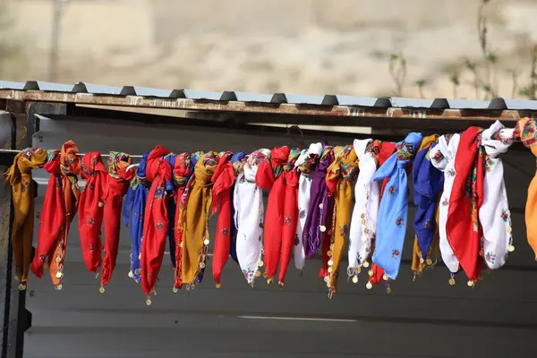 Çeşitli renk ve kalıplarda geleneksel türban satılık.