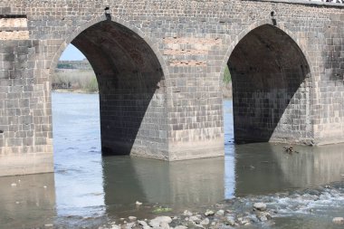 Tarihsel On Gözlü Köprü Dicle Köprüsü olarak da bilinir Dicle Nehri, Diyarbakır, Türkiye. 