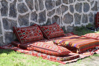 Geleneksel kilim kaplı yastıklar ve yer minderleri müşterileri açık hava kafesinde bekliyor.