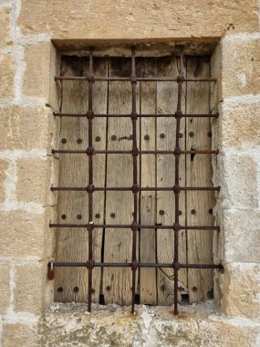 Türkiye 'nin Mardin kentindeki Gabriel Manastırı' nda dayanıklı demir ızgaralı eski bir pencere