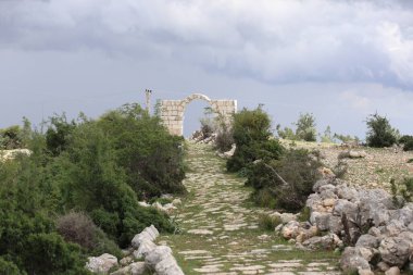 Tarsus, Saglikli Mahallesi 'ndeki antik Kilikya Yolu üzerindeki 5. yüzyıldan kalma kemerli Zafer Kapısı
