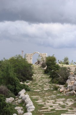 Tarsus, Saglikli Mahallesi 'ndeki antik Kilikya Yolu üzerindeki 5. yüzyıldan kalma kemerli Zafer Kapısı