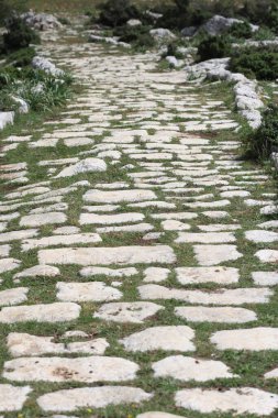 Roma döneminden kalma eski bir asfalt yol.