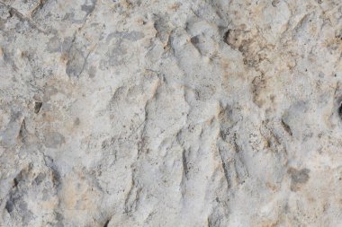 Keskin kenarlı bir kaya oluşumu. Zaman içinde rüzgarın, yağmurun ve güneş ışığının amansız gücüyle yontulmuş.