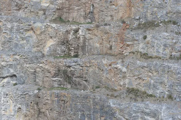 Geniş kazı alanları olan büyük bir açık mezar taşı ocağı.