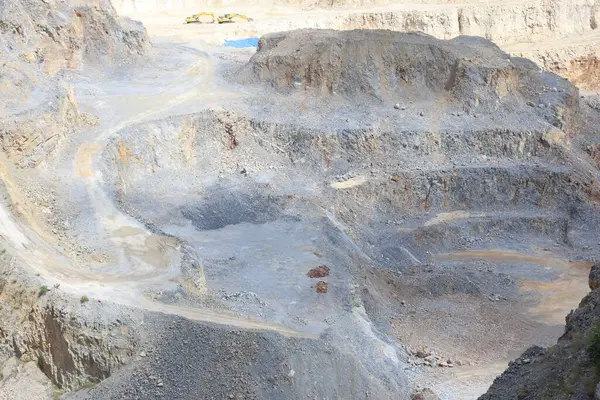 Geniş kazı alanları olan büyük bir açık mezar taşı ocağı.