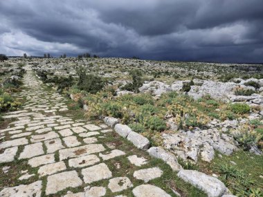 Roma döneminden kalma eski bir asfalt yol.