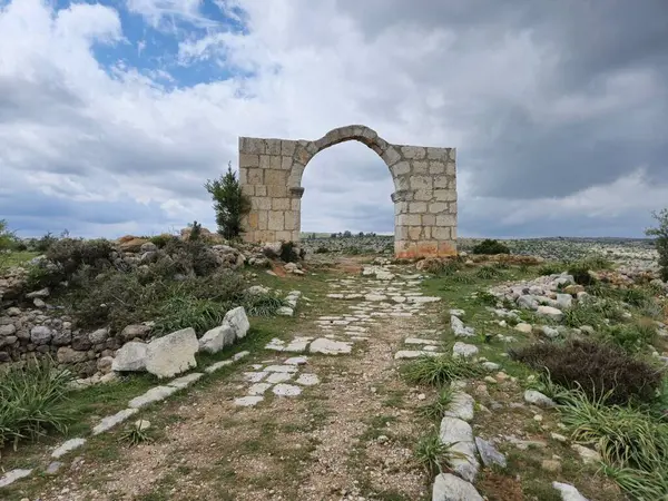 Tarsus, Saglikli Mahallesi 'ndeki antik Kilikya Yolu üzerindeki 5. yüzyıldan kalma kemerli Zafer Kapısı