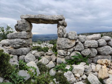 Tarsus 'un Sakizlik bölgesindeki antik Kilikya' nın pek çok antik yerleşkesinde yaygın olarak bulunan taş bir giriş.