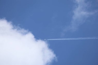 Uçan bir jetin egzoz gazının oluşturduğu, gökyüzünde çizilmiş bir çizgiye benzeyen bir çizgi.