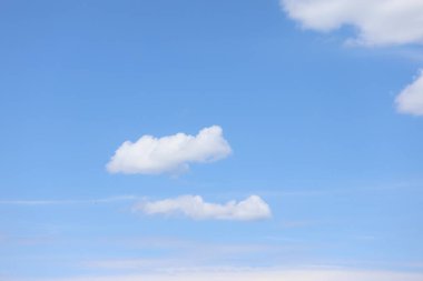 mavi gökyüzünde beyaz kümülüs bulutlar