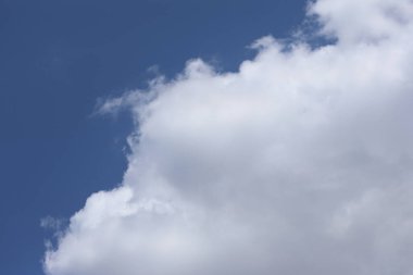 Mavi gökyüzünde beyaz kümülüs bulut