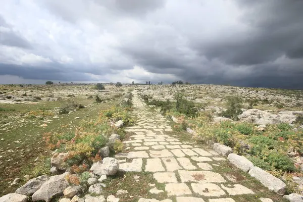 Roma döneminden kalma eski bir asfalt yol.