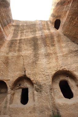 Doğu Roma İmparatorluğu zamanında bir mezarlık olan Dara Antik Şehir manzarası