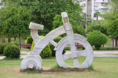Türkiye 'nin Adana kentinde halka açık yeşil bir alanda sergilenen büyük boy mermer bir bisiklet heykeli
