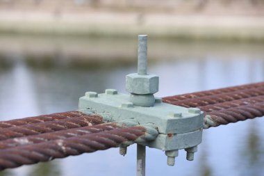  Köprü cıvatası ve vidayı kapat