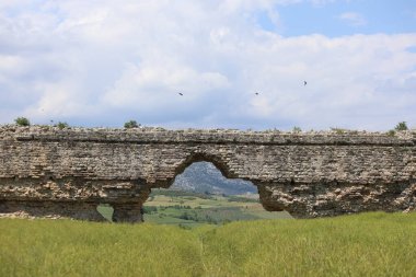 Antik yıkıntıların arasından manzara