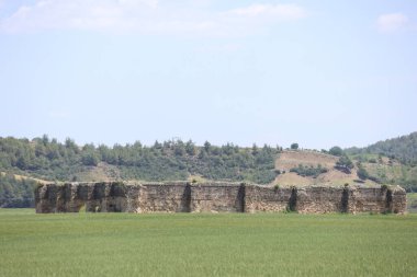 Altnova, Karaisal, Adana, Türkiye 'de Akt Nehri yakınında inşa edilen Bayrampasa Karavanserai (Kesiri Han) kalıntıları