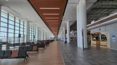 Türkiye 'de yolcuları bağlayan bir merkez olan Adana Cukurova Havalimanı' ndaki bekleme alanını gösteren çağdaş yolcu terminali