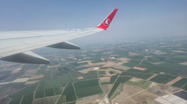 Türkiye 'nin aşağısında yer alan Adana Cukurova bölgesinin manzaralı havadan manzaralı Türk Hava Yolları uçağı gökyüzüne doğru uçuyor