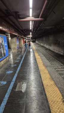 İtalya, Roma 'daki Termini metro istasyonunun mimari görüntüsü, platformlarını ve tünel perspektifini yakalıyor.