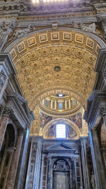 Aziz Petrus Bazilikası 'nın ihtişamlı iç mimarı Vatikan Şehri, Roma, İtalya