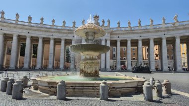 Vatikan, Roma ve İtalya 'nın ünlü simgesi olan St. Peter Meydanı' nda su püskürten görkemli Barok çeşmesi.